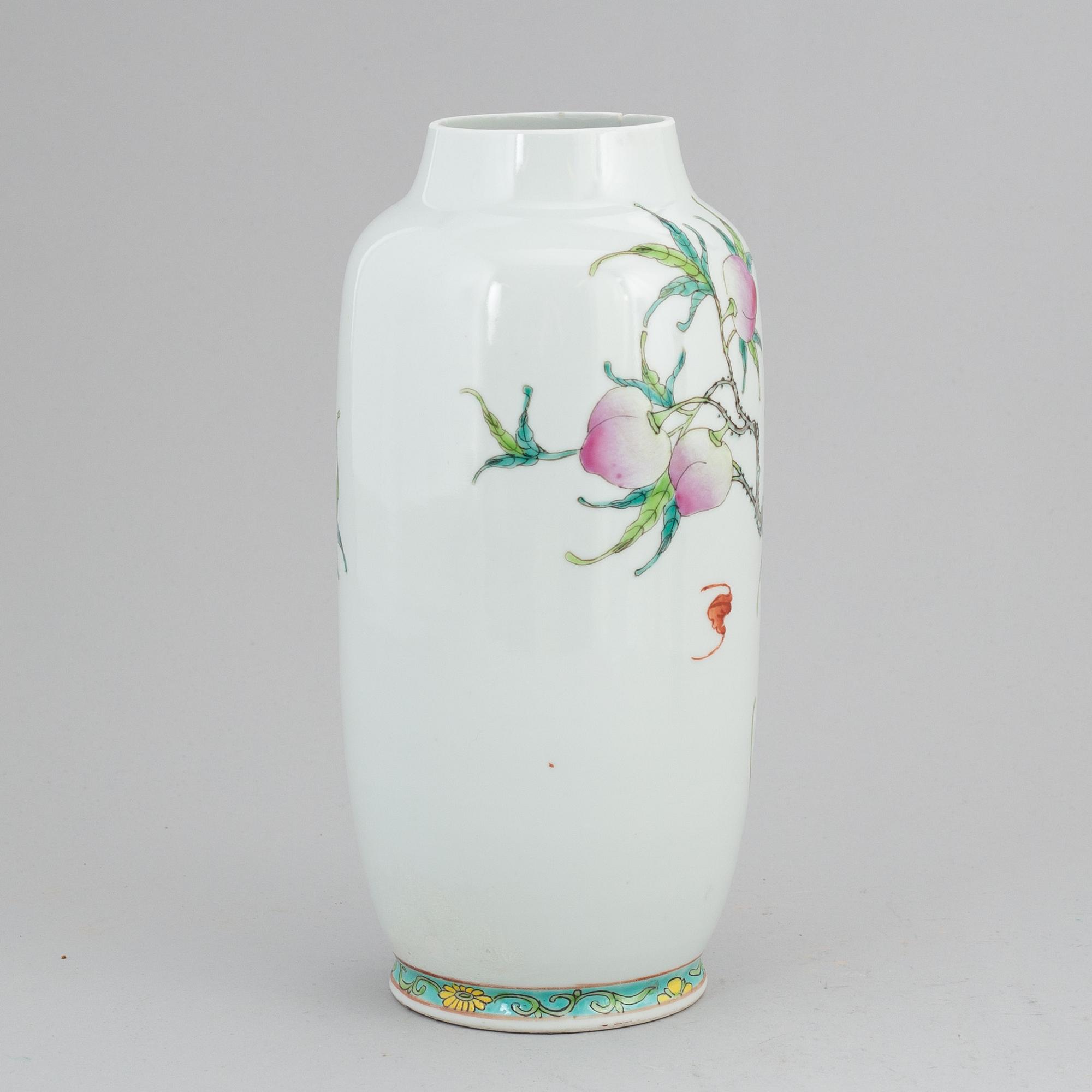 A famille rose peach vase, late Qing dynasty.
