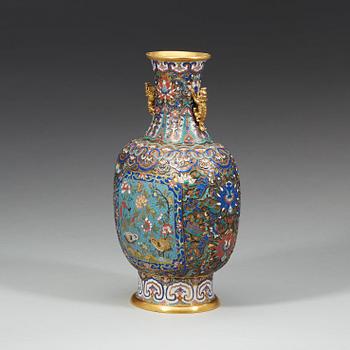 A cloisonné vase, Qing dynasty, 19th Century.