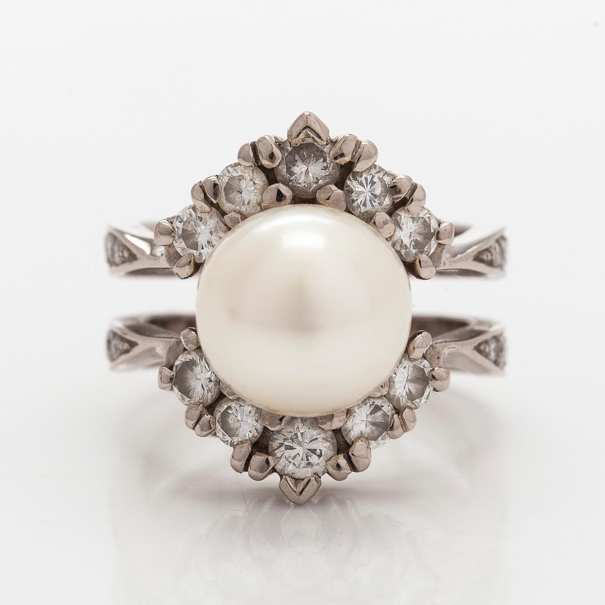Ring, 14K vitguld med odlad pärla och briljantslipade diamanter.