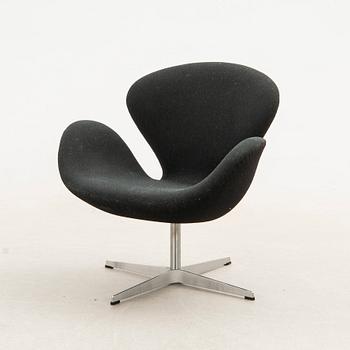 Arne Jacobsen, fåtölj, "Svanen", designad av Fritz Hansen, Danmark, 2002.