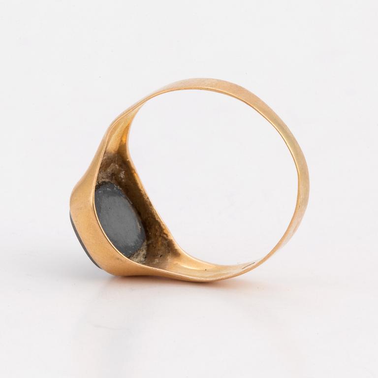 Sinettisormus hematiitilla.