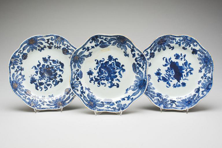 TALLRIKAR, 3 st. Porslin, Kina, Qianlong(1736-1795).