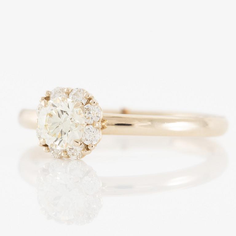 Ring in 18K gold set with brilliant-cut diamonds.