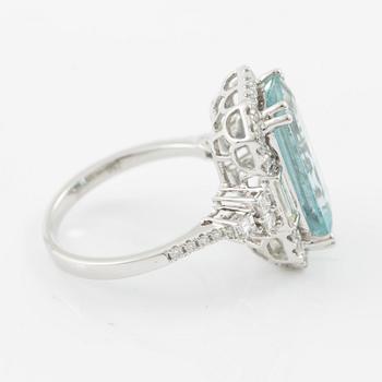 Ring, cocktail ring, 18K white gold set with aquamarine and brilliant-, carré- and baguette-cut diamonds.