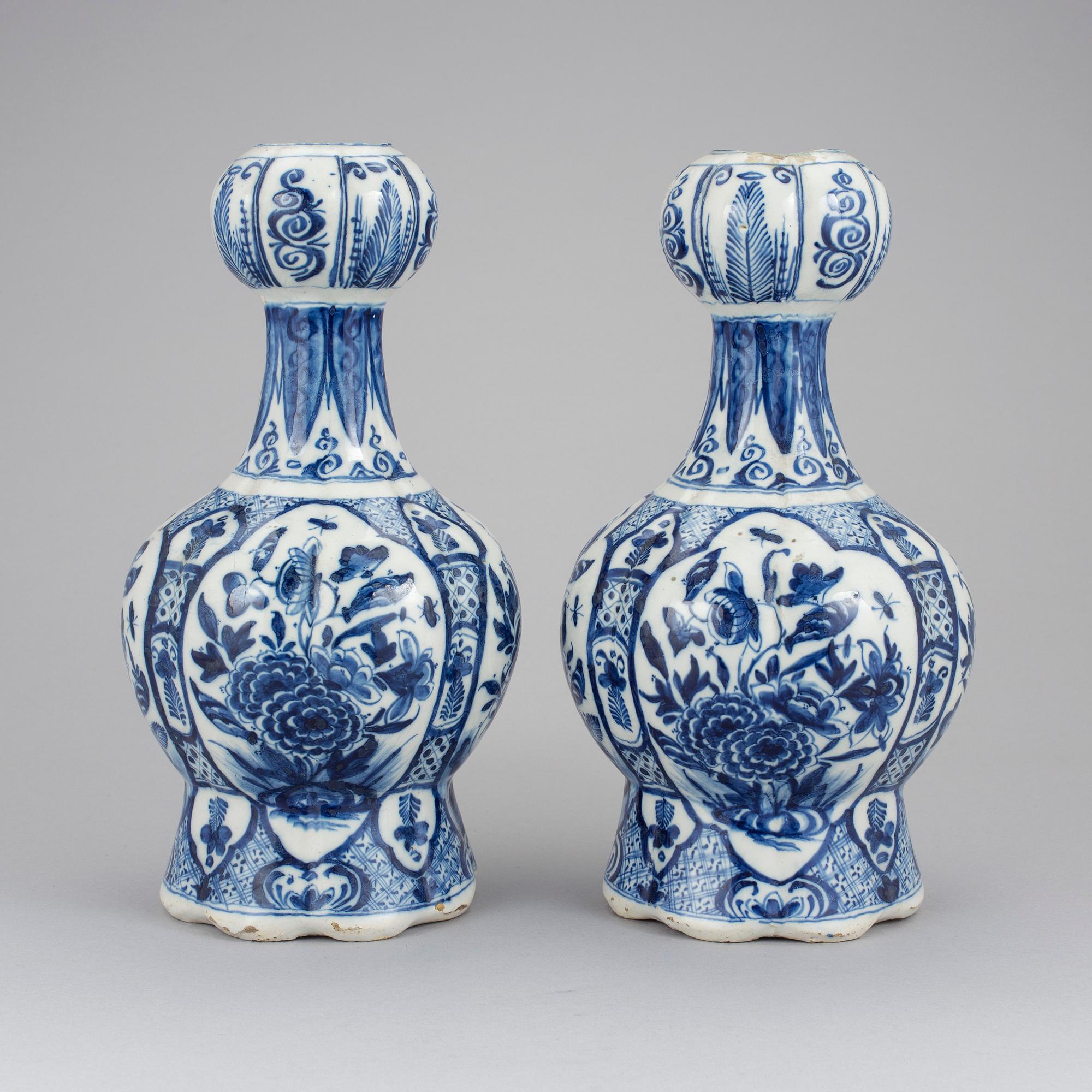 VASER, ett par, fajans, Delft, Holland, 1700-tal.