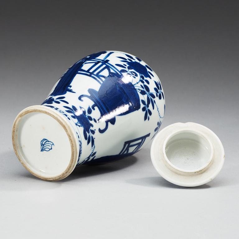 A blue and white vase with cover, Qing dynasty, Kangxi (1662-1722).