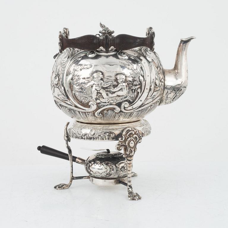 Tekanna på rechaud, silver, J.D. Schleissner & Söhne, Hanau, Tyskland, omkring år 1900.