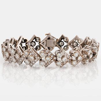 1076. An 18K white gold bracelet set with round brilliant-cut diamonds.