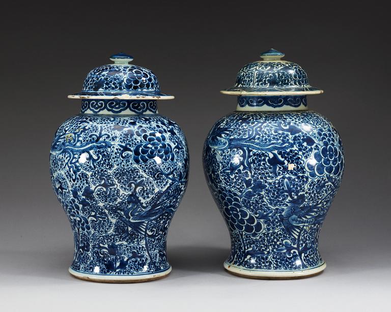 URNOR med LOCK, två stycken, porslin. Qing dynastin, Kangxi (1662-1722).