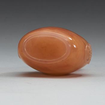 A large presumably agate snuff bottle with coral stopper, Qing dynasty.