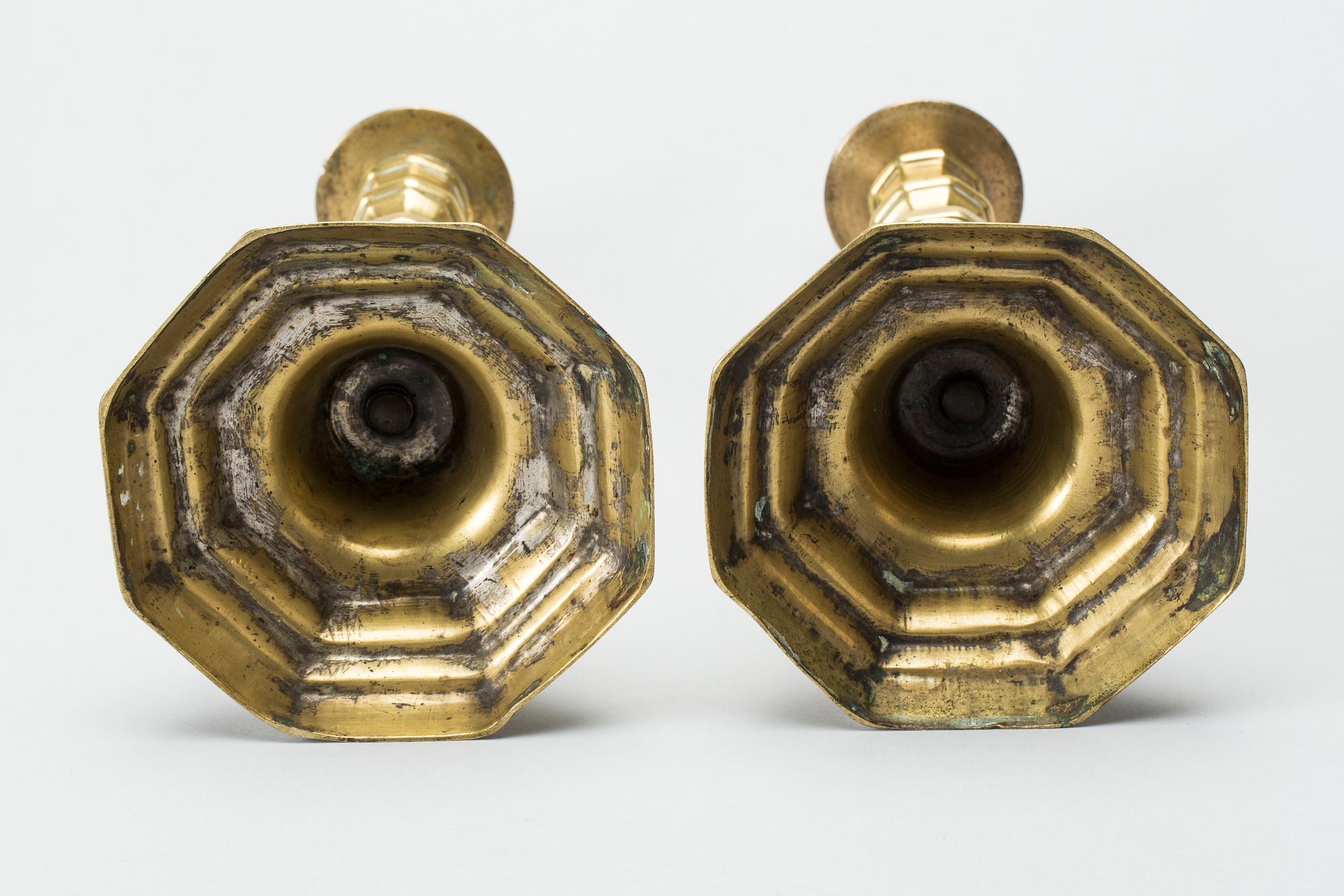 LJUSSTAKAR, ett par, senbarock, 1700-tal.