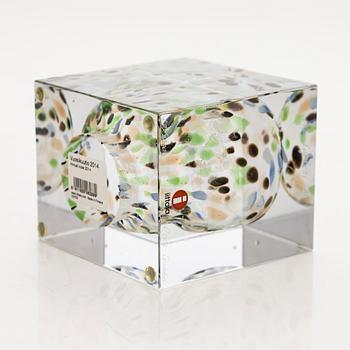 Oiva Toikka, an annual glass cube signed Oiva Toikka Nuutajärvi 2014, numbered 67/2000.