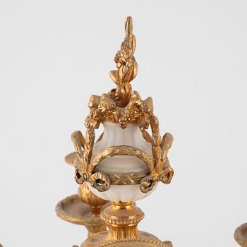 Kandelabrar, ett par, för fyra ljus, 1800-talets slut, Louis XVI-stil.