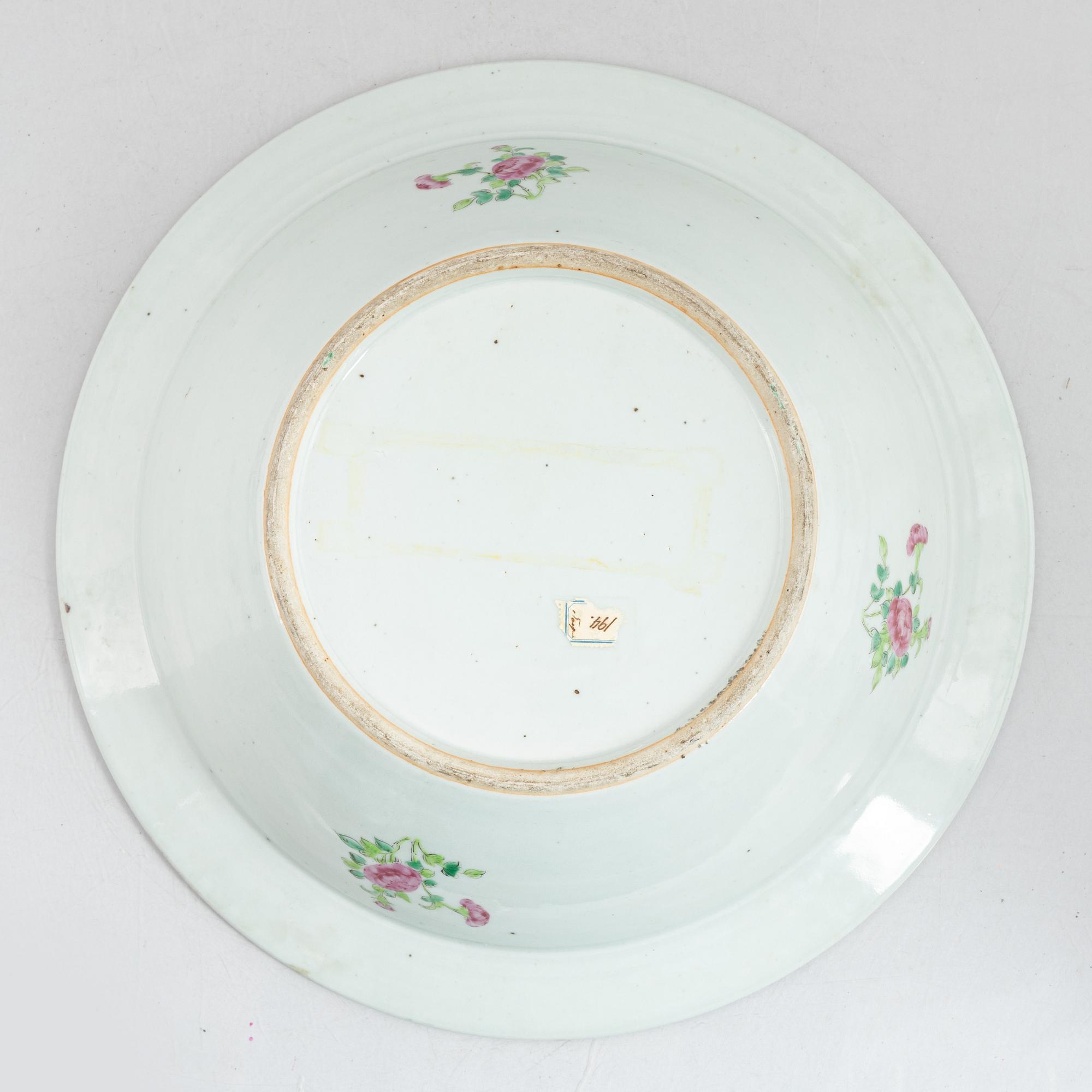 A Chinese Canton porcelain basin, Qing dynsaty, 19th century.