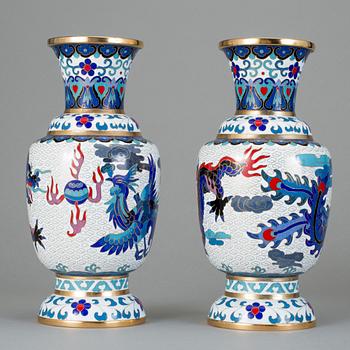 URNOR, ett par, cloisonné, 1900-tal.