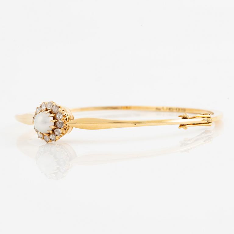 Bracelet in 18K gold with a half-pearl and rose-cut diamonds.
