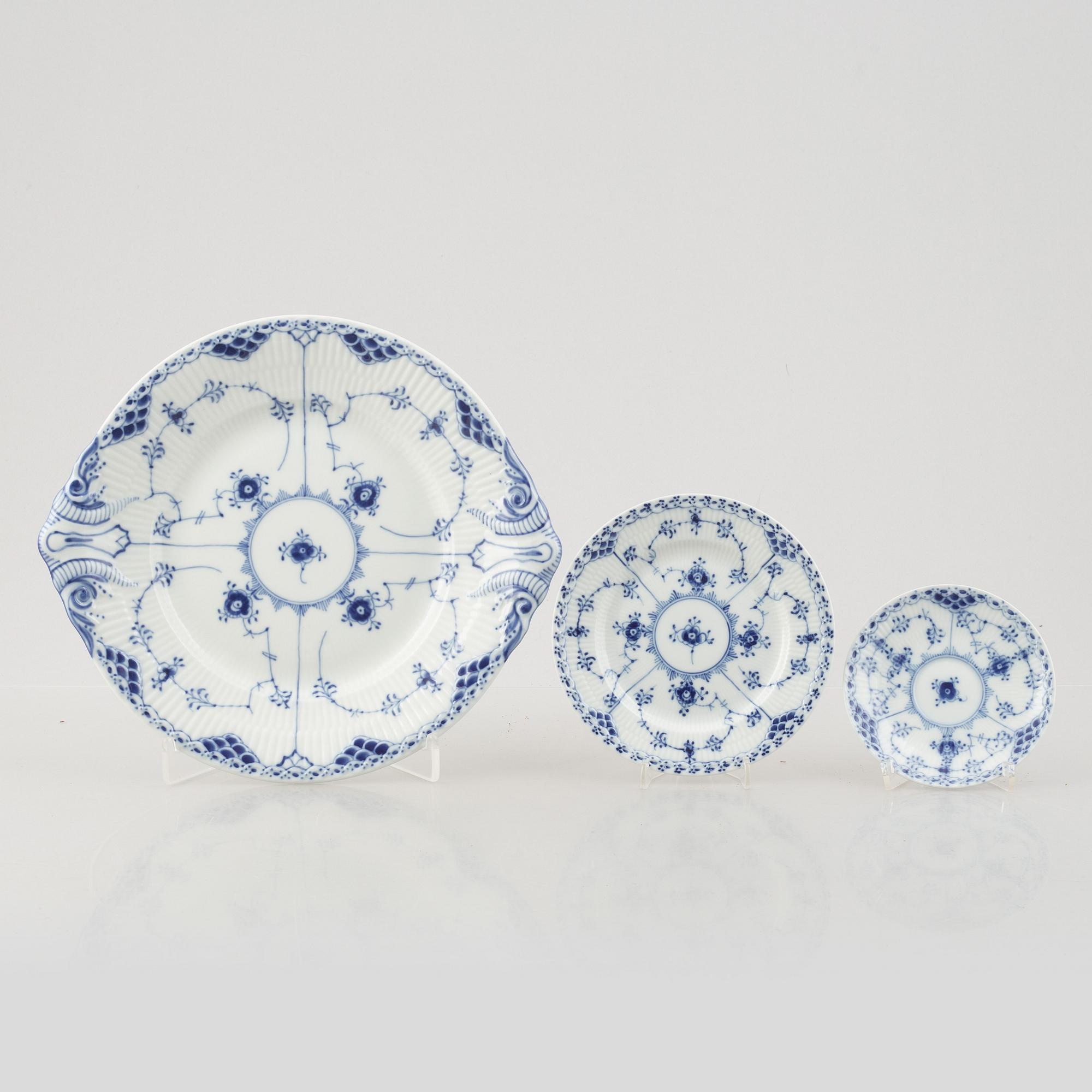 Servisdelar, 29 st, porslin, "Musselmalet", Royal Copenhagen, Danmark.