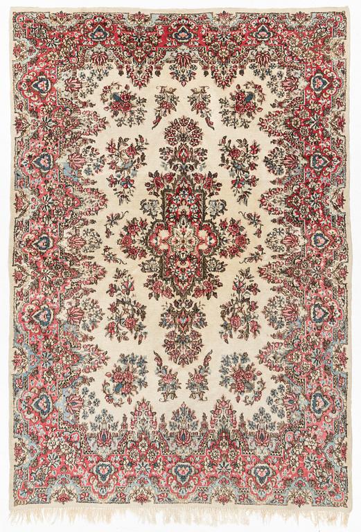 Carpet, Kirman, old, circa 270 x 183 cm.