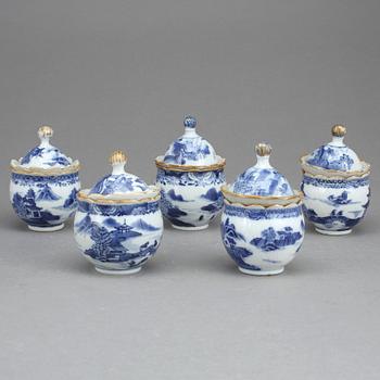 CREMEKOPPAR, 5 st, porslin, Qingdynastin, Qianlong (1736-1795).