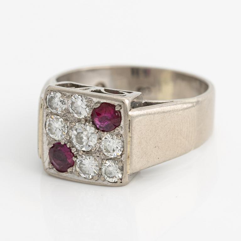 Ring 18K white gold with rubies and brilliant-cut diamonds.