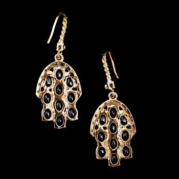 ÖRHÄNGEN, 1 par, 14 k guld, blå safirer tot ca 6.00 ct, vita diamanter 0.20 ct, cognacsfärgad diamanter 0.20 ct.