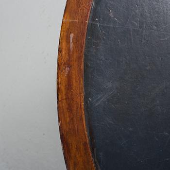 BORD, två stycken, 1800-tal, mahogny med trissor.