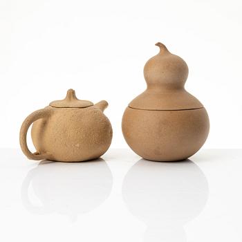 A teapot and a box with cover, yixing, China, 1970/80s-.
