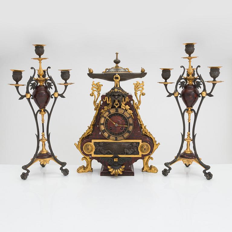 Bordsgarnityr, bestående av bordspendyl och kandelabrar, ett par, Frankrike 1800-talets sista kvartal.