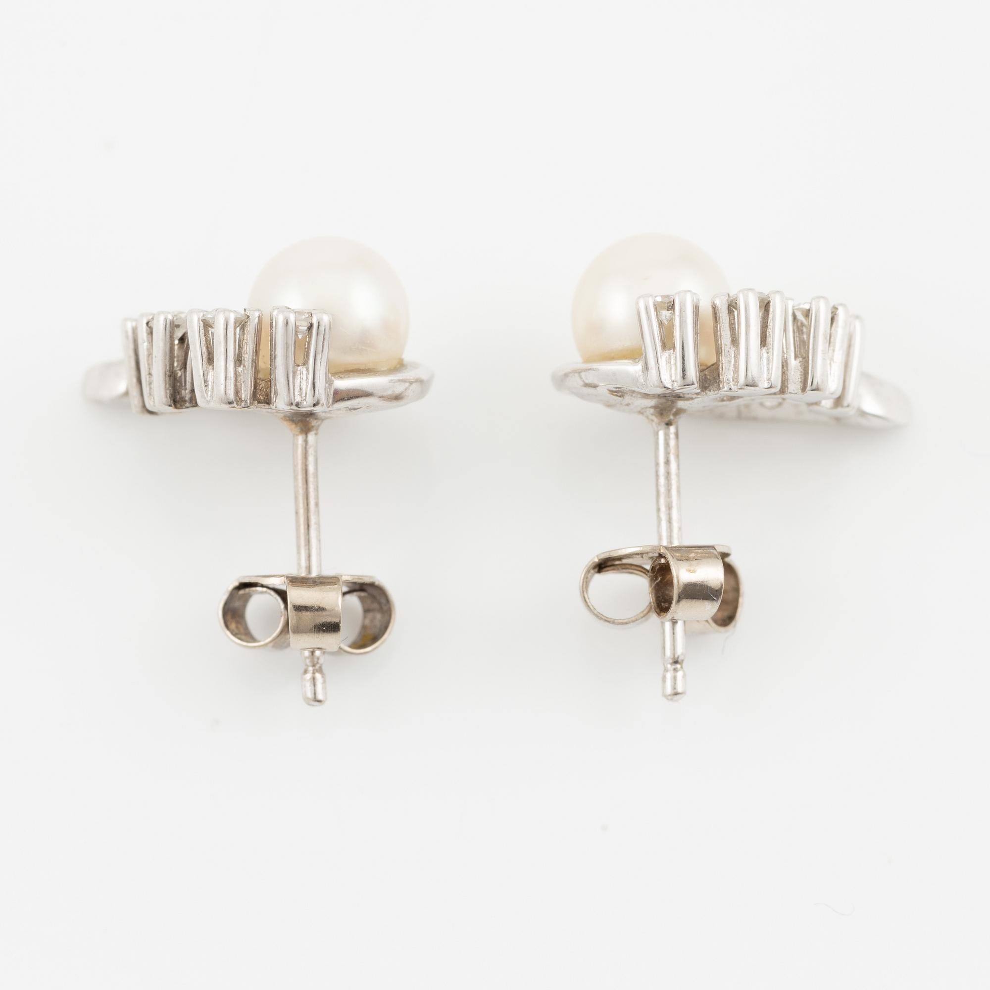 Örhängen, 18K vitguld med odlade pärlor och åttkantslipade diamanter.