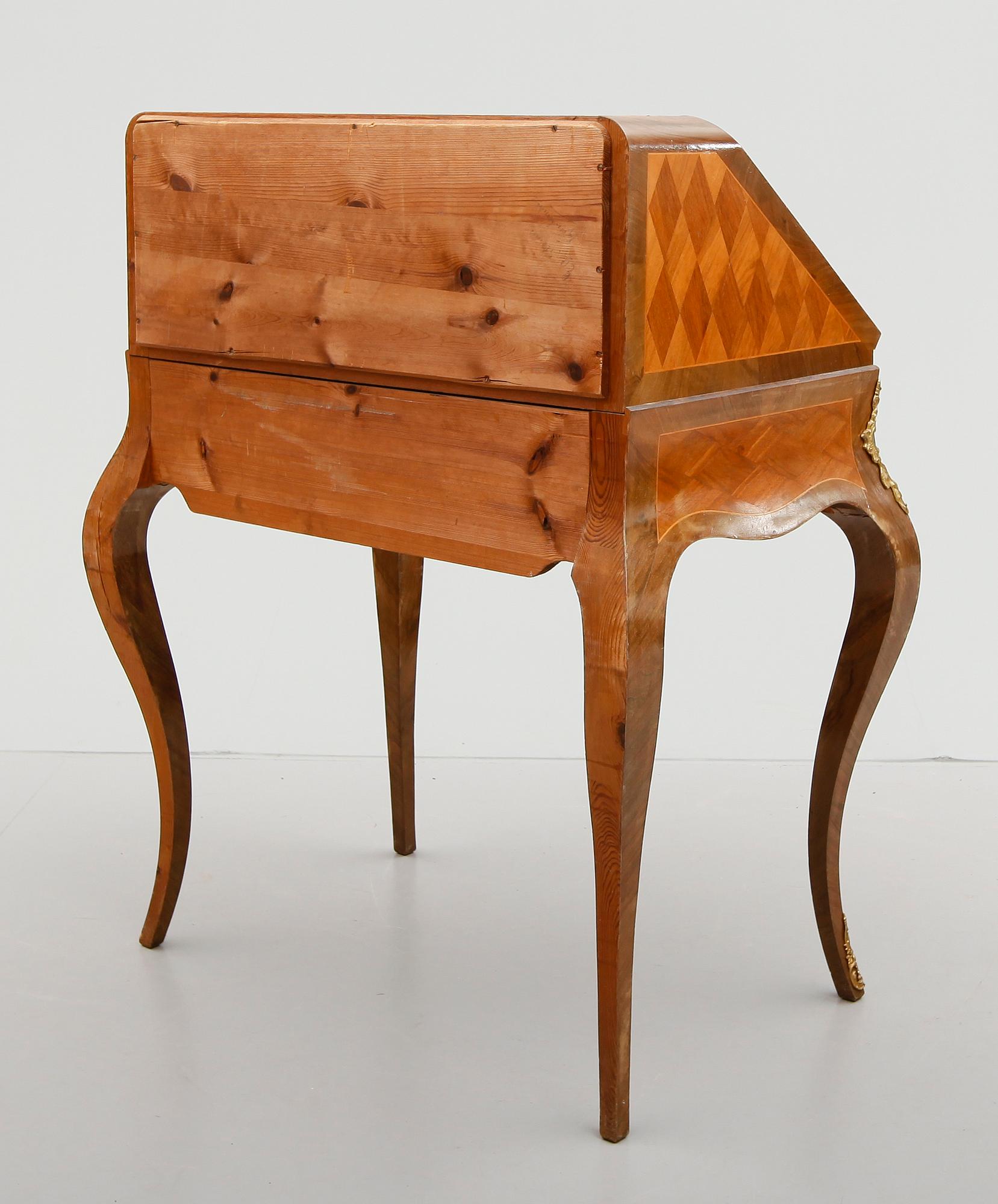 SEKRETÄR, Louis XVI-stil, 1900-talets första hälft.