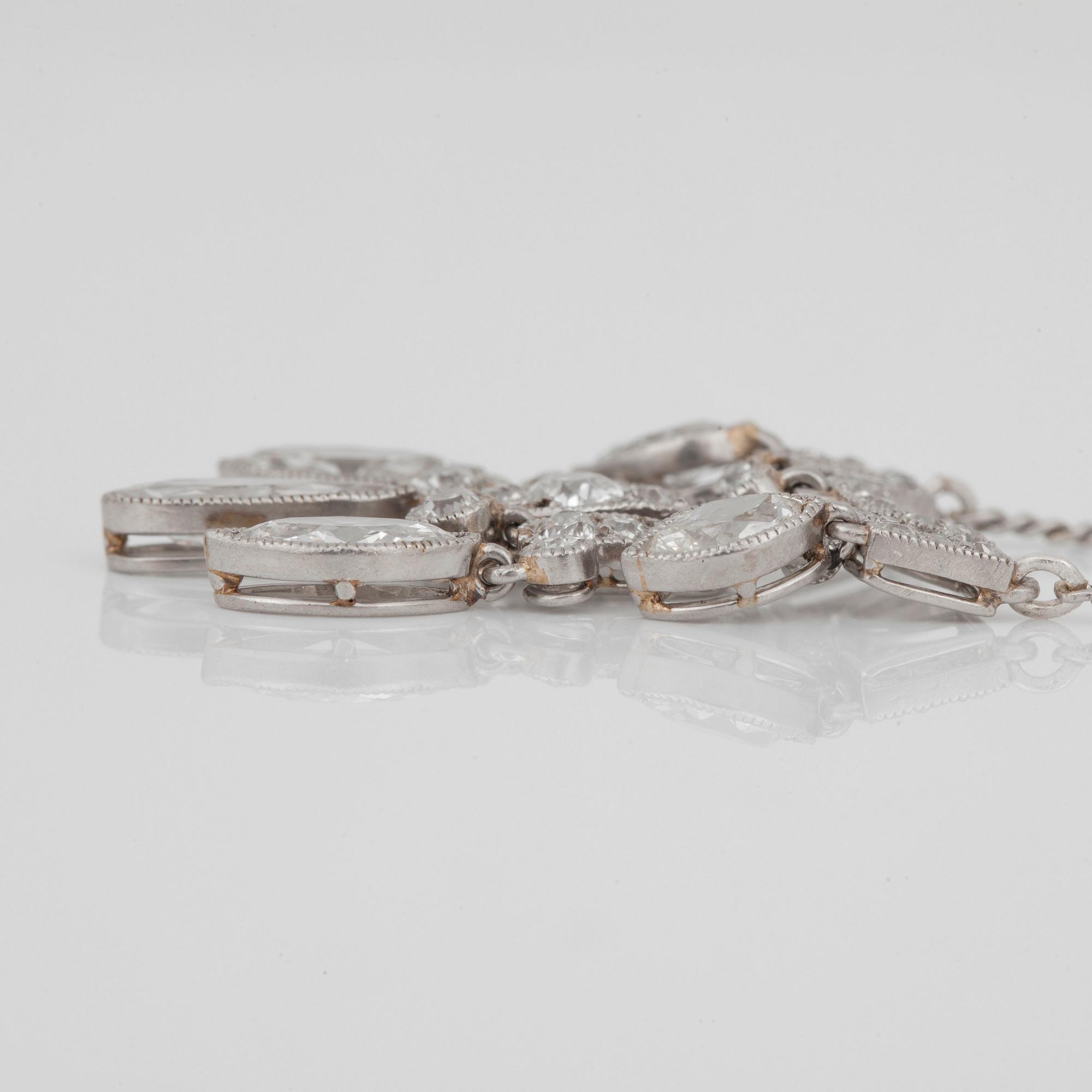 COLLIER med navette- dropp- samt briljantslipade diamanter, totalt ca 3.00 ct.