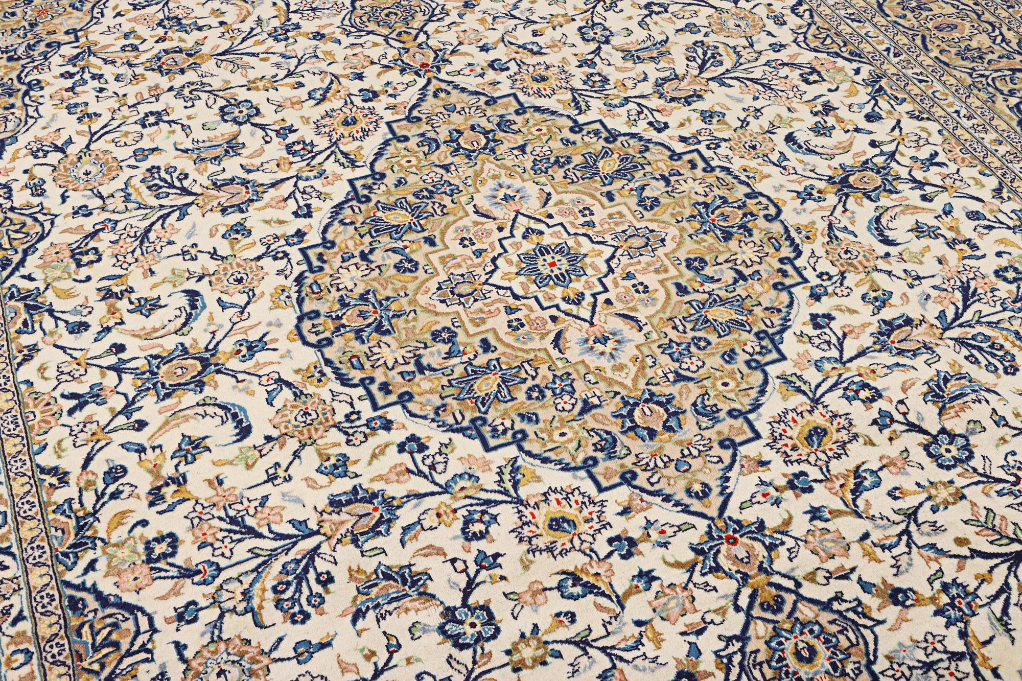 Matta, Keshan, ca. 342 x 250 cm.