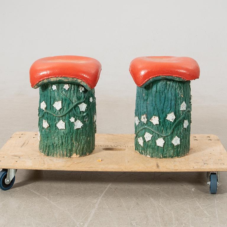 Trädgårdspallar ett par troligen Höganäs, tidigt 1900-tal.