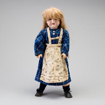 A DOLL FROM Armand Marseille MODELL NR 390. EARLY 20TH CENTURY.