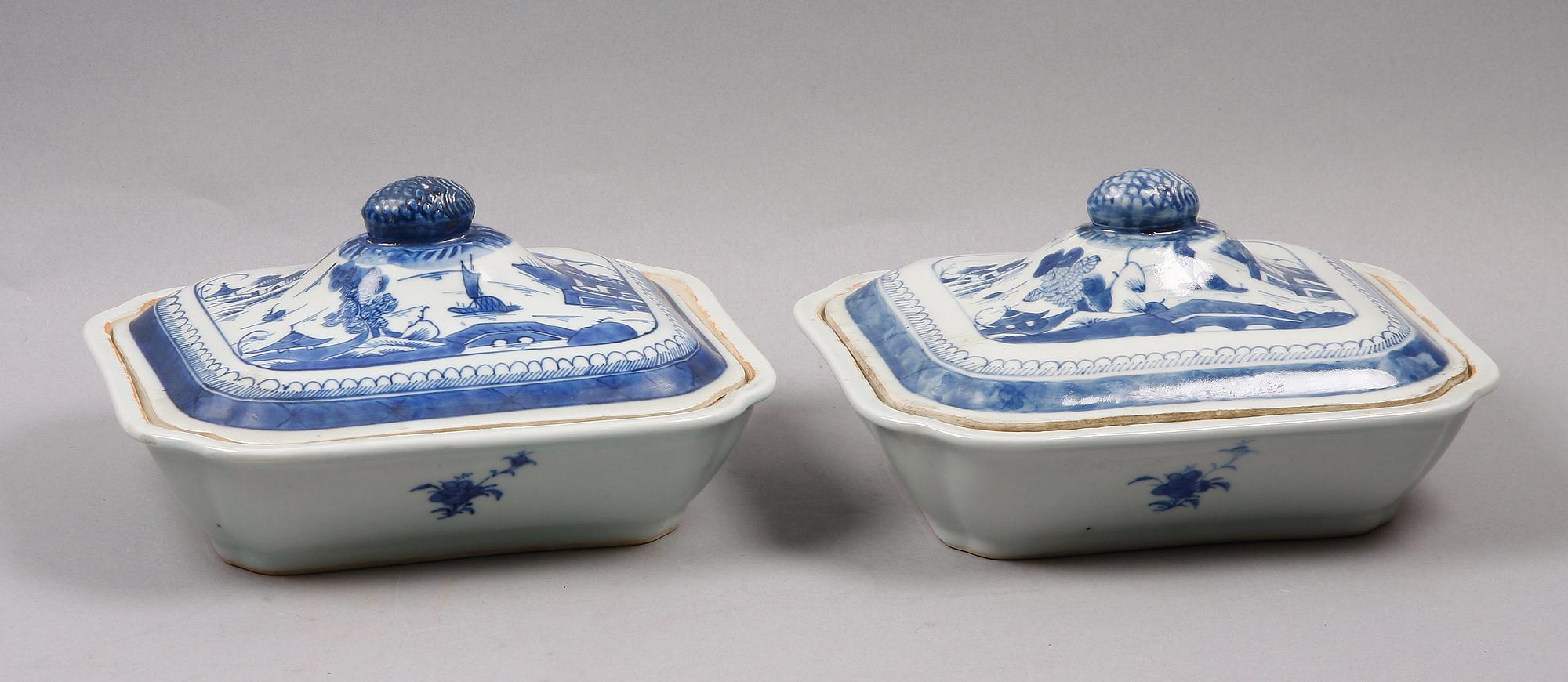 KAROTTER MED LOCK, ett par, porslin, Kina 1800-tal.