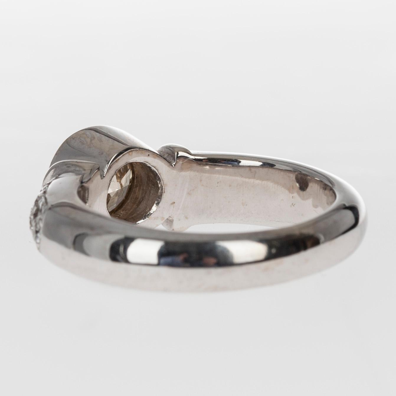 RING, vitguld 18K, briljantslipade diamanter. Mittstenen 1,21 ct, sidostenar tot. 0,30 ct. Vikt 9,9 g.