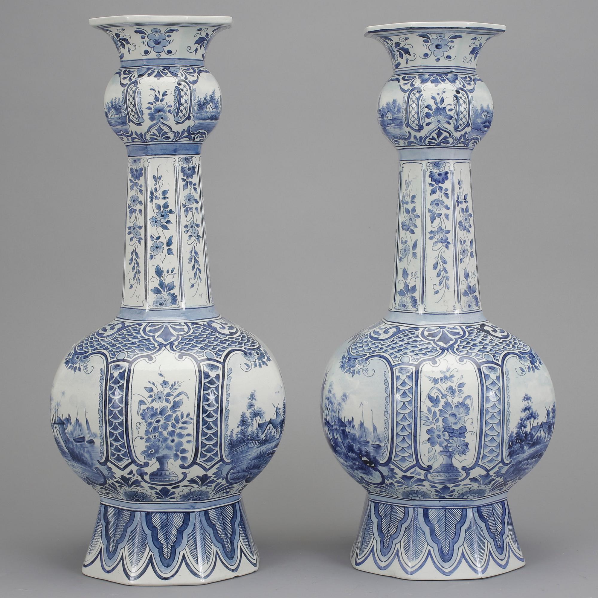 VASER, ett par, porslin, Delft, 1800-/1900-tal.