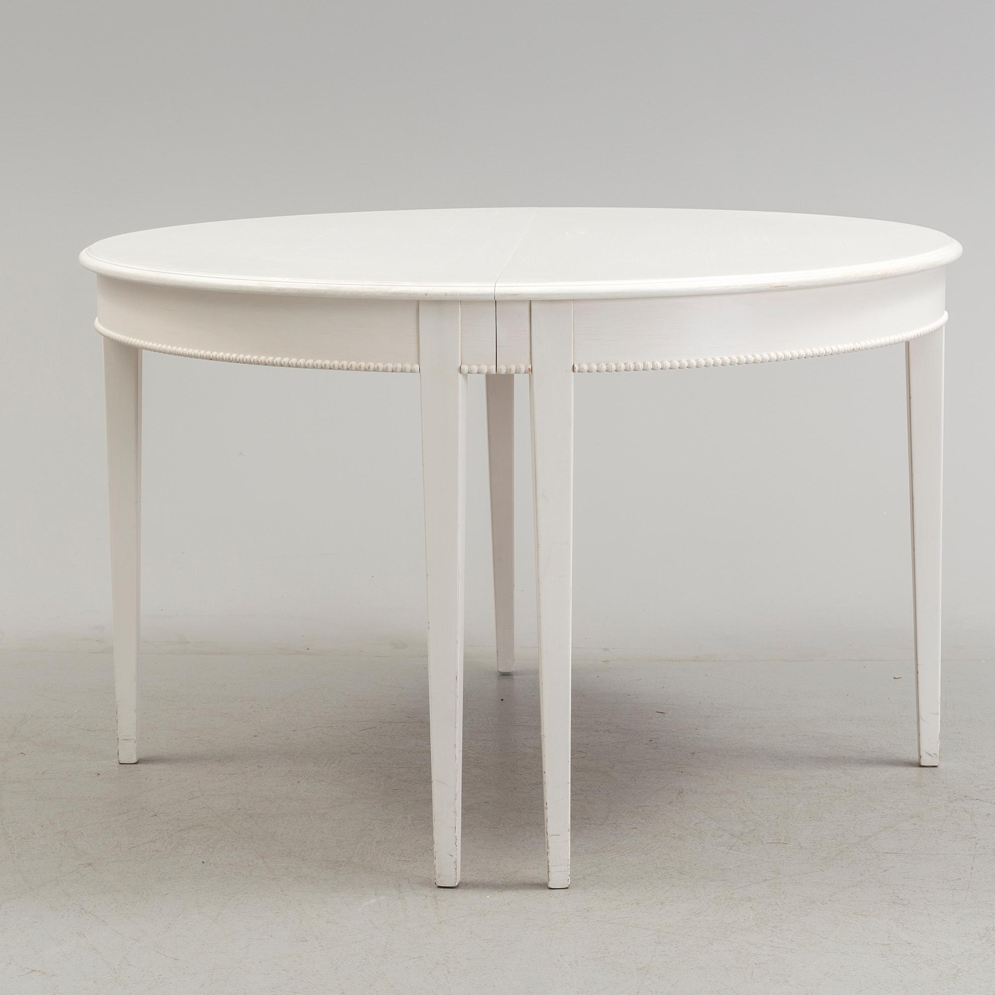 A late 20th century Gustavian style diningtable.