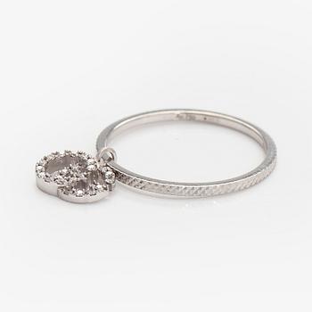 Gucci, sormus, "GG Running Charm", 18K valkokultaa ja timantteja.