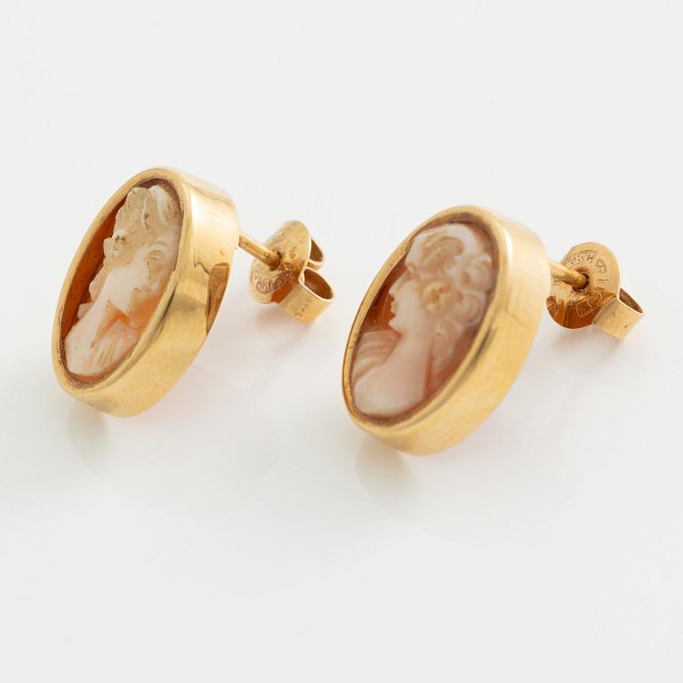Brooch/pendant and earrings, a pair, 18K gold with shell cameo.