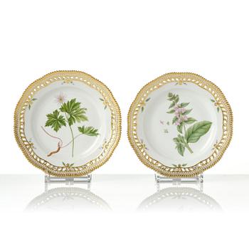 Tallrikar, 11 stycken, porslin. Royal Copenhagen,,' Flora Danica', Danmark, 1900-tal.