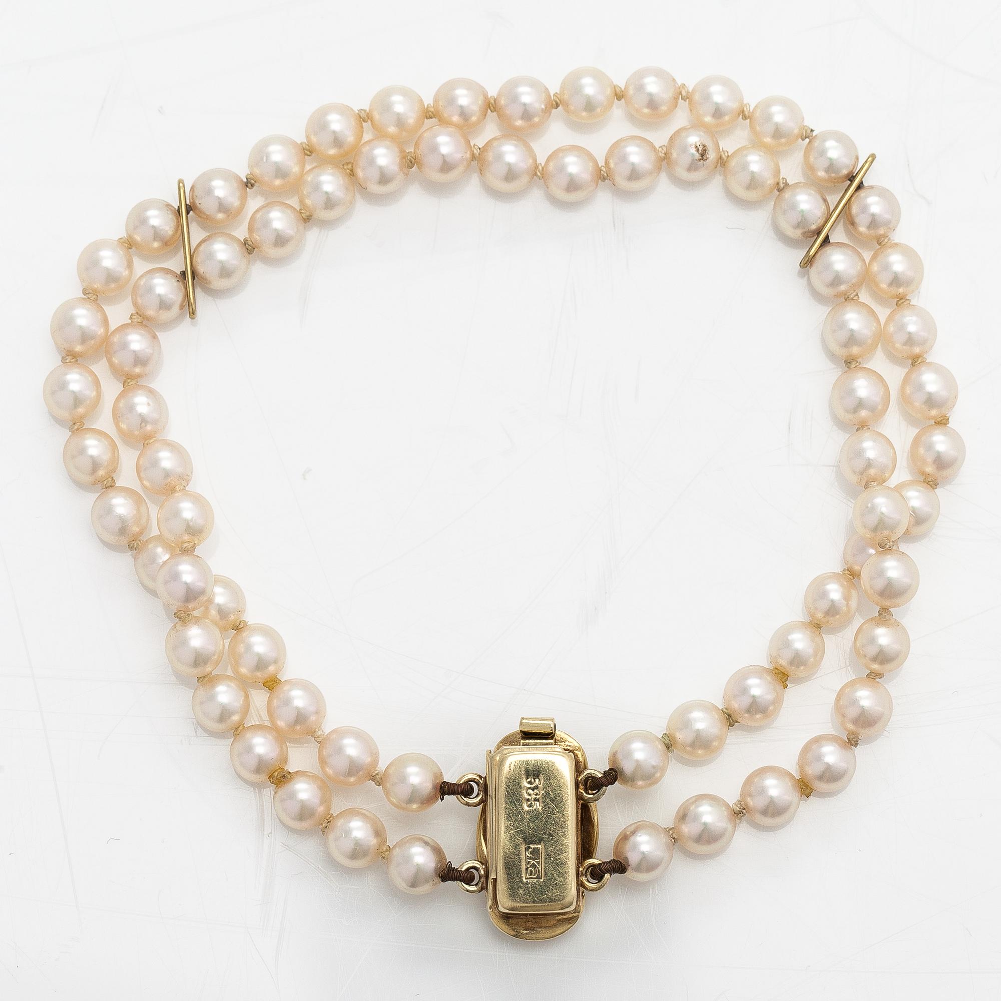 A 2-strand pearl bracelet with cultured pearls, lock 14K gold and diamonds, ca 0.13 ct in total.