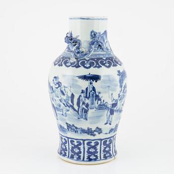 A blue and white porcleain vase, late Qing dynasty/20th century.