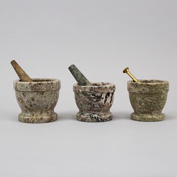 MORTLAR med pistiller, 3 st, kolmårdsmarmor, 1900-tal.