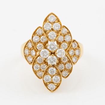 Ring in 18K gold set with brilliant-cut diamonds.