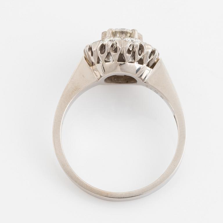 Ring, carmosémodell, med briljantslipade diamanter.