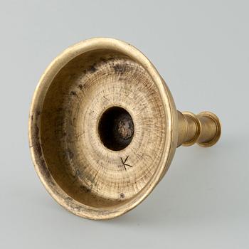 KYNTTILÄNJALKA, messinkiä, luultavasti Espania/Flanderi 1600-luku.