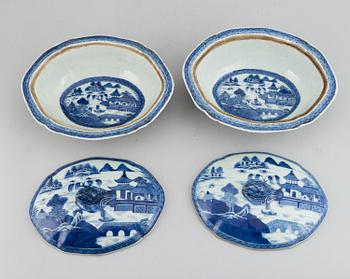 A pair of blue and white porcelain tureens with covers, Qing dynasty, Jiaqing.