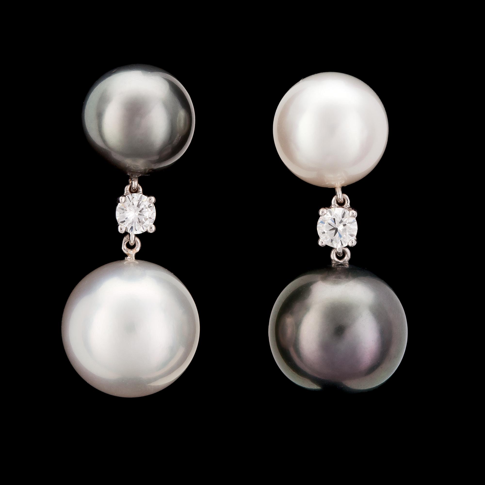 ÖRHÄNGEN, odlade South sea pärlor, Tahiti pärlor samt två briljantslipade diamanter, tot. 0.34 ct.