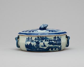 A blue and white tureen. Qing dynasty. Jiaqing (1796-1820).
